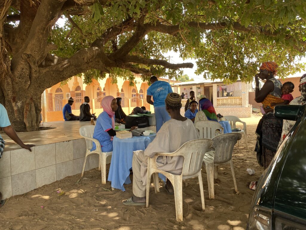 Faraba Mobile Clinic auf dem Dorfplatz