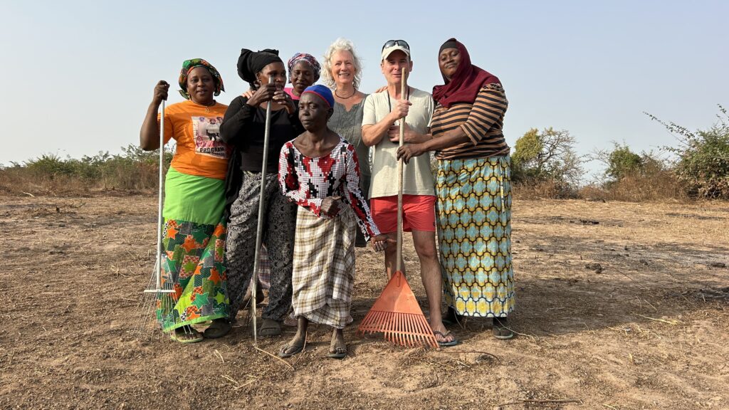 Gambia: Frauen bei der Feldarbeit mit Ingrid Winter und Thomas Signer